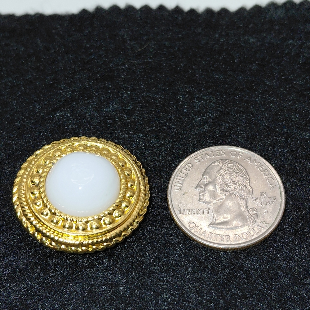 Chanel Vintage Gold Plated Gripoix (Glass) Clip Earrings 80s White - Picture 7 of 7